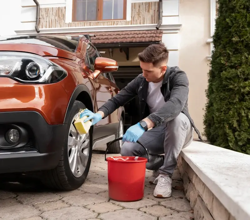 Lavage auto à domicile Lachambre : professionnel intervenant sur un véhicule